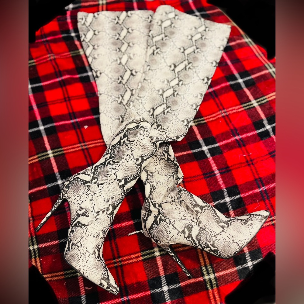 Gorgeous Steve Madden thigh high snake skin print boots. Never worn.